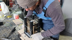 Фиксация столбиков к кондуктору и проверка точности установки